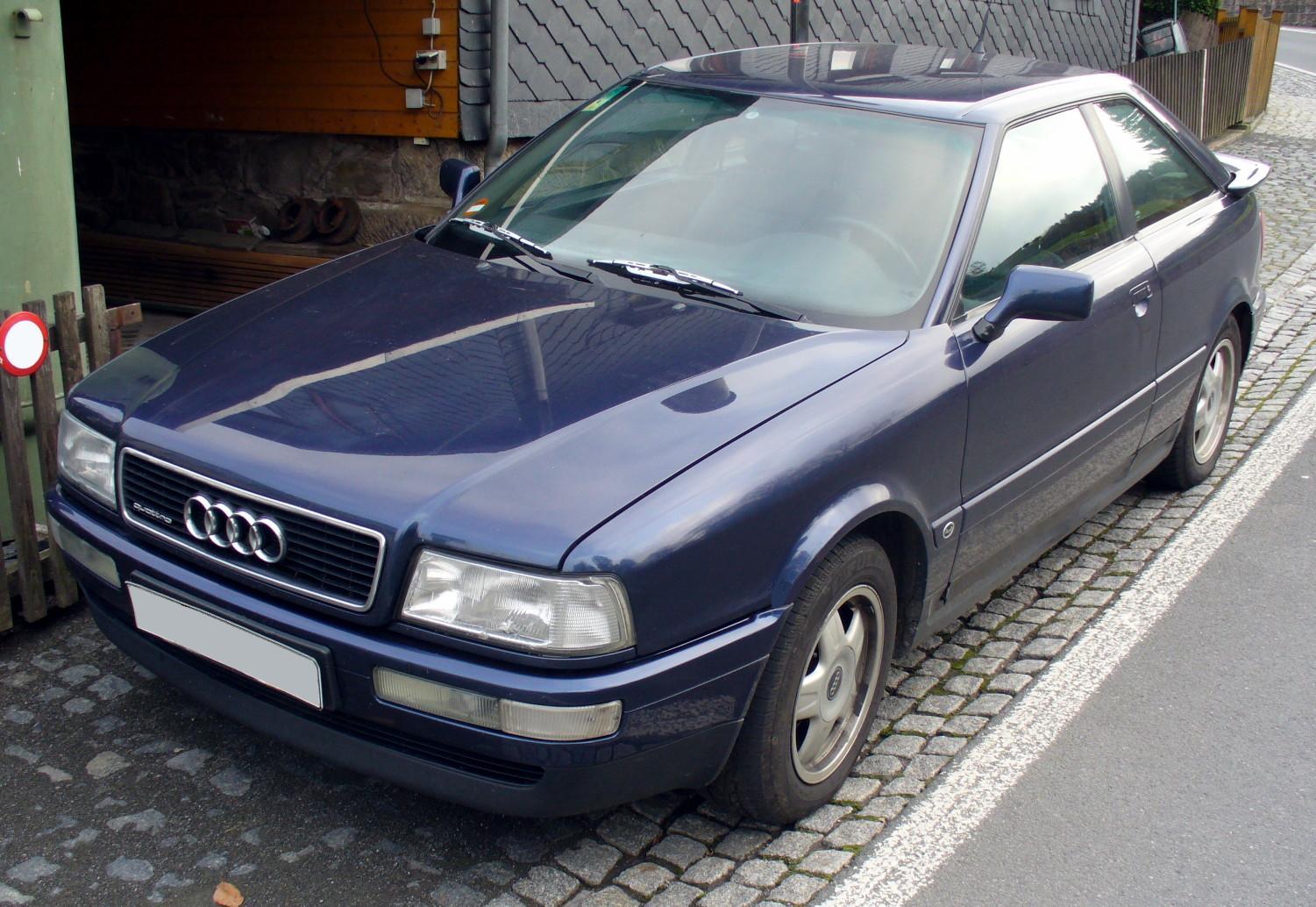 Audi Coupé Quattro B3 in dunkler Lackierung, runder gezeichnete B3-Karosserie mit Fünfzylinder-Sauger