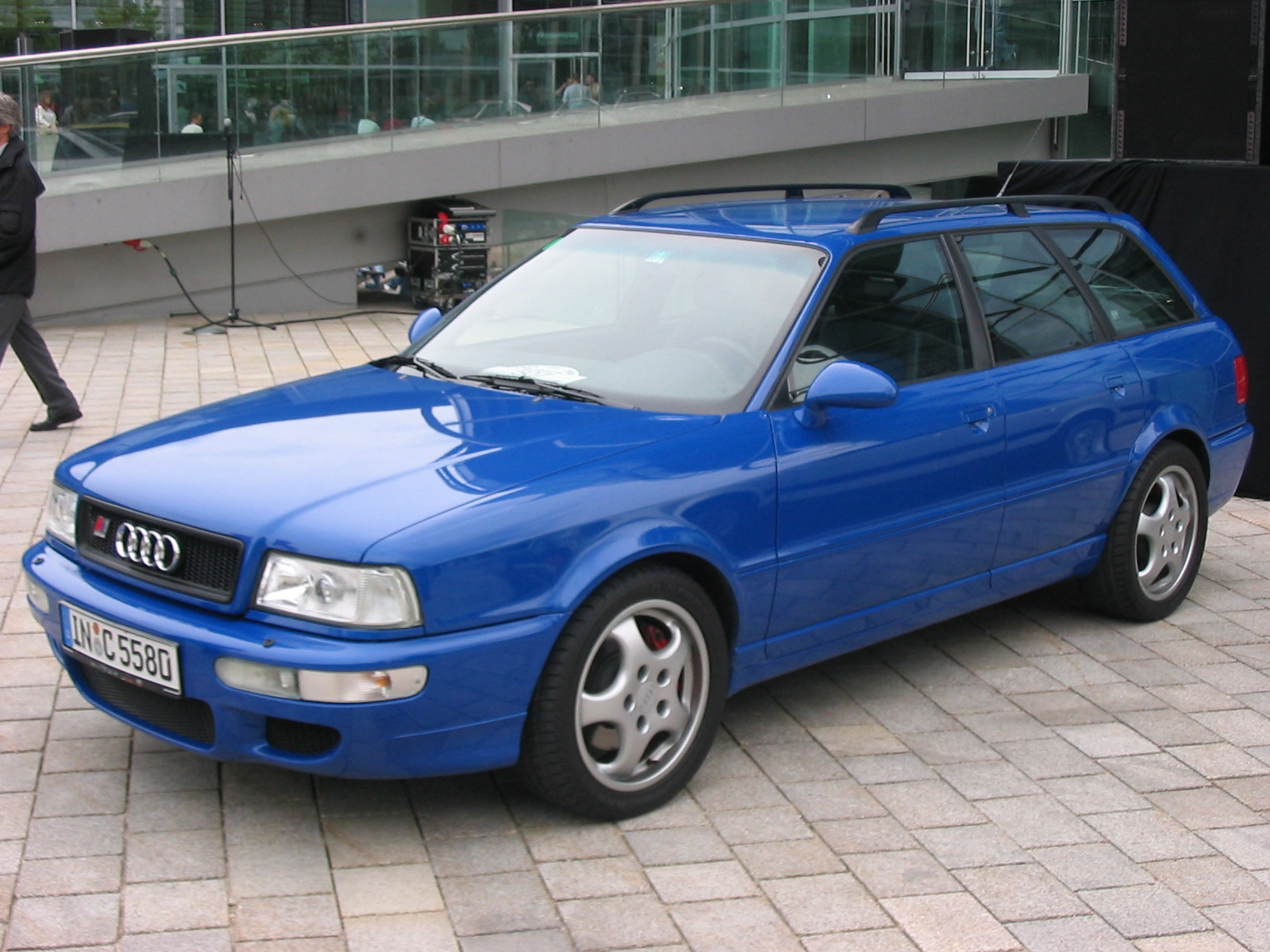 Audi RS2 Avant in Nogaro-Blau, Porsche-veredelter Sport-Kombi mit 315 PS