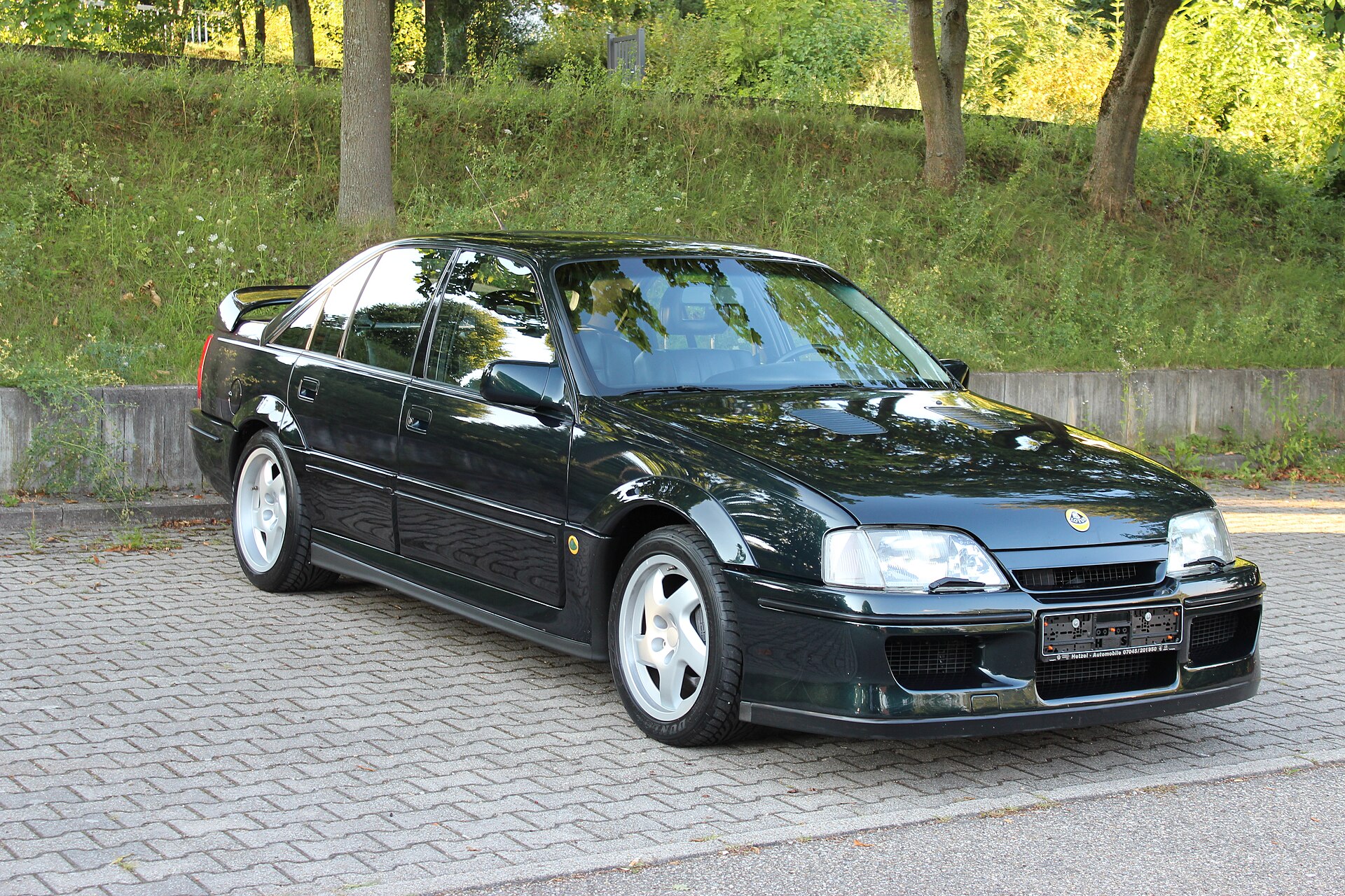 Opel Omega Lotus in Schwarz, Front-Dreiviertelansicht