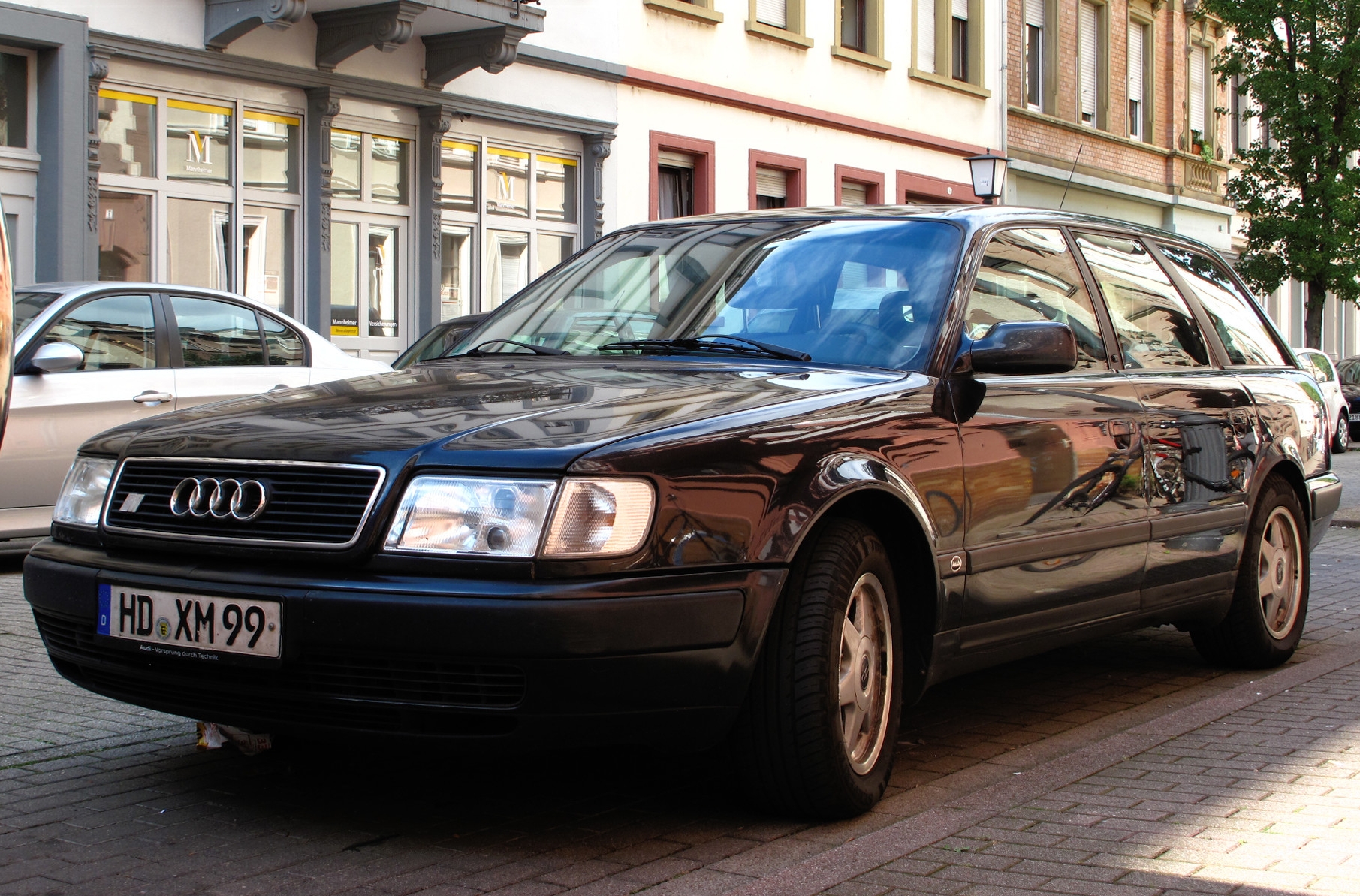 Dunkler Audi S4 C4 Avant mit S4-Emblem am Kühlergrill, Topmodell der 100er-Baureihe