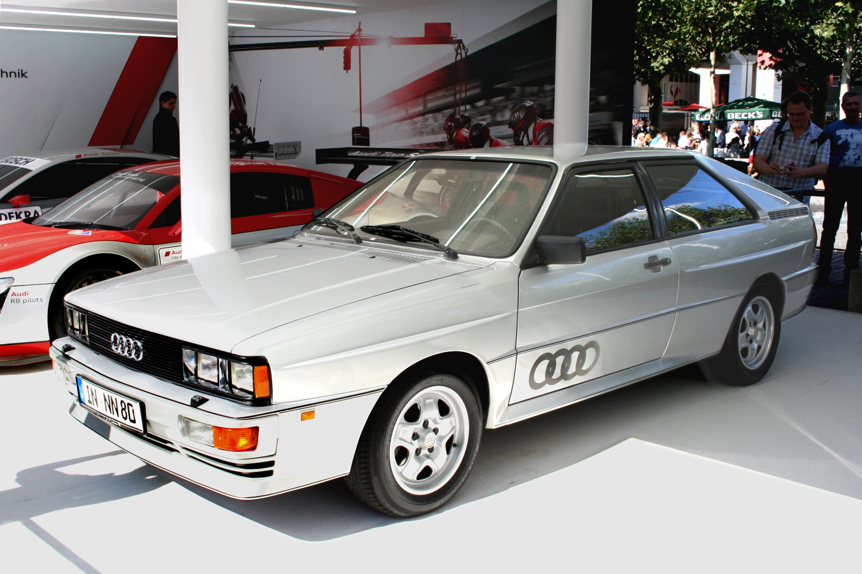 Audi Ur-Quattro Coupé in typischer 80er-Jahre-Lackierung, kantige Kotflügelverbreiterung und 5-Zylinder-Turbo