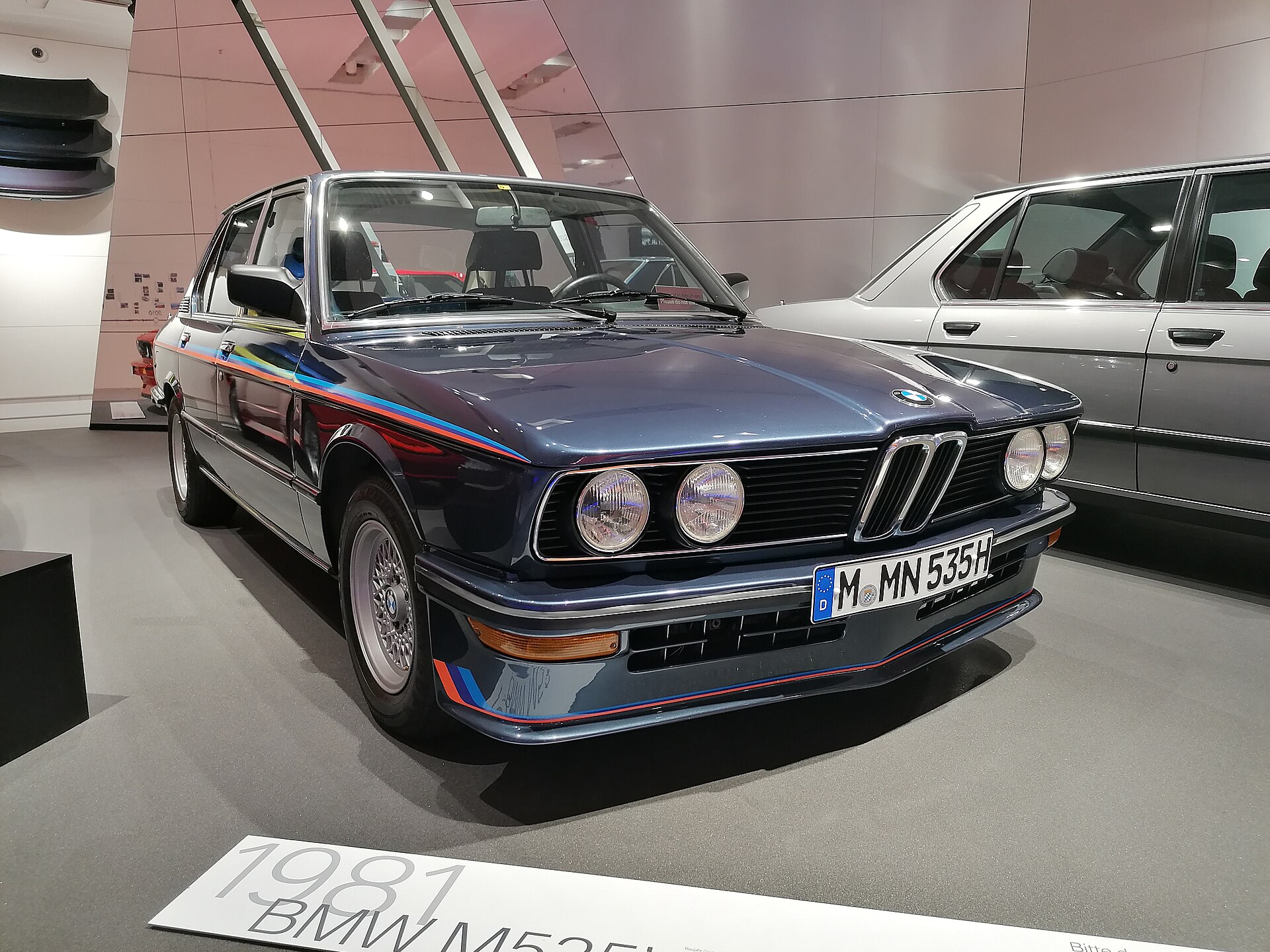 BMW M535i (E12) von 1981 in Dunkelblau mit M-Technik-Streifen, Frontansicht schraeg
