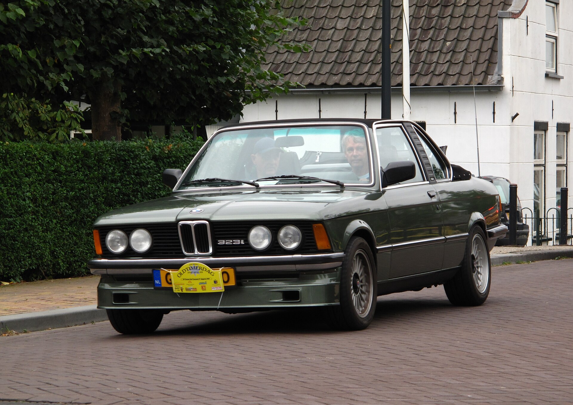 Grüner BMW 323i Baur Cabriolet (E21) mit Targa-Überrollbügel, Frontansicht