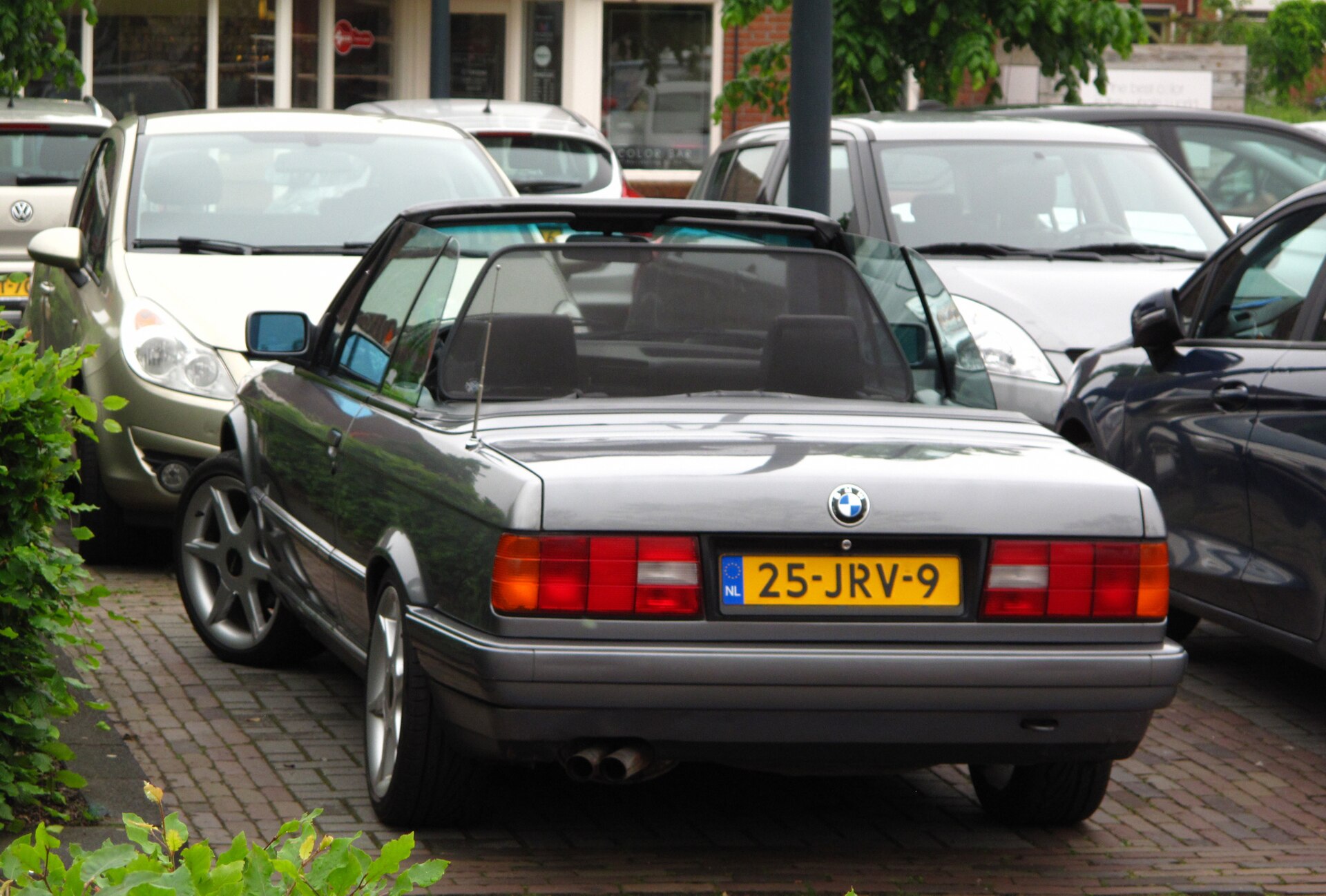 BMW E30 325i Cabrio in Grau mit offenem Verdeck, Heckansicht