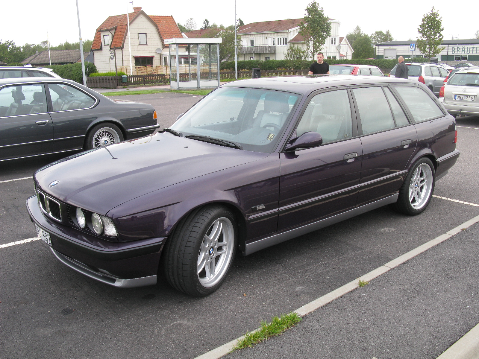 BMW E34 M5 Touring in Daytona-Violett, Frontansicht schraeg