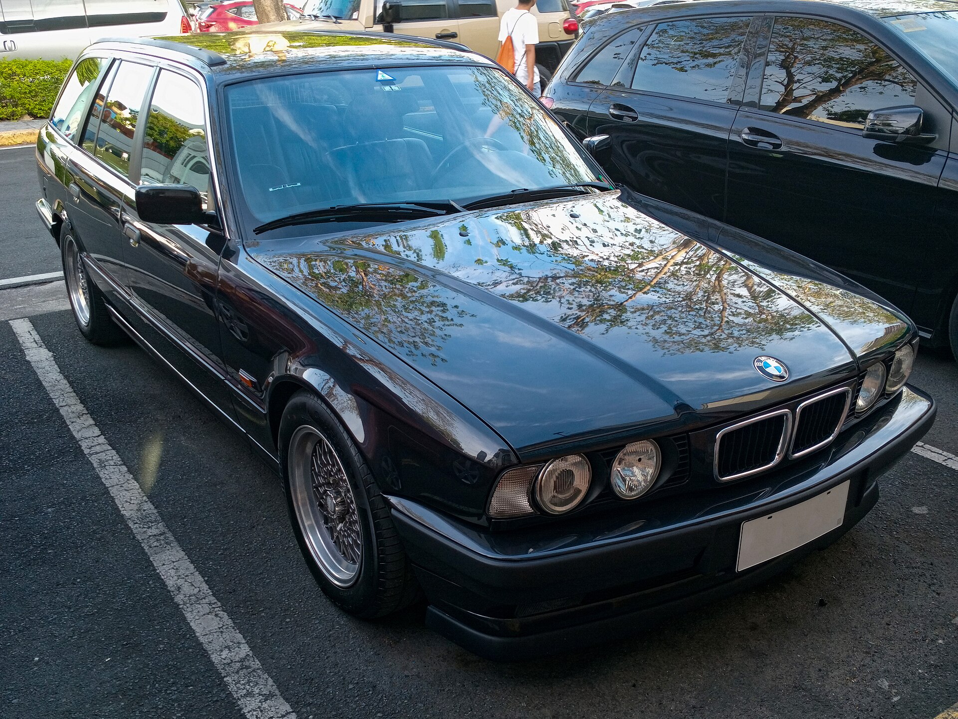 BMW E34 Touring (530i) in Schwarz, Frontansicht schraeg