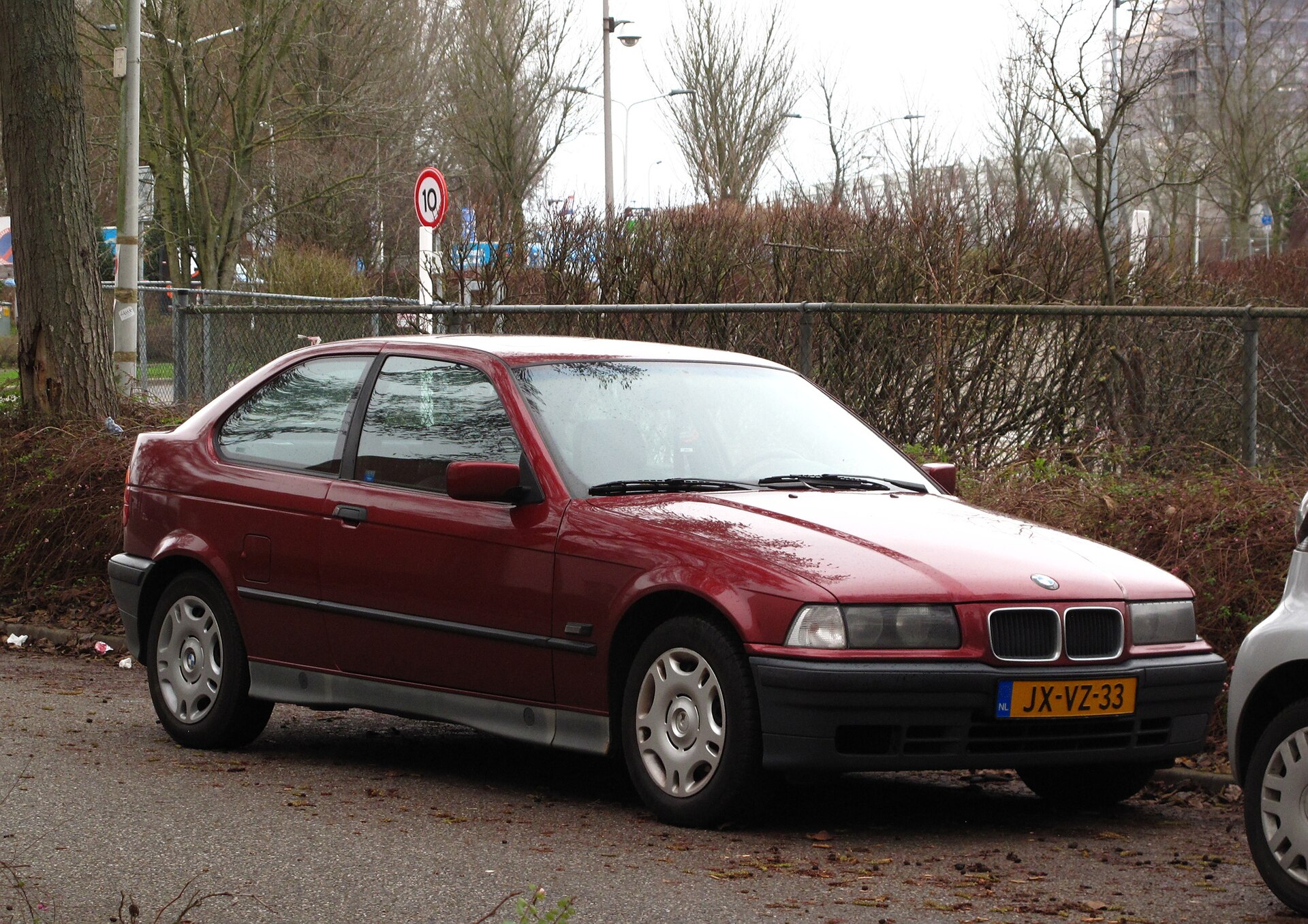 BMW E36 318i Compact (3-türiges Schrägheck) in Rot, Frontansicht