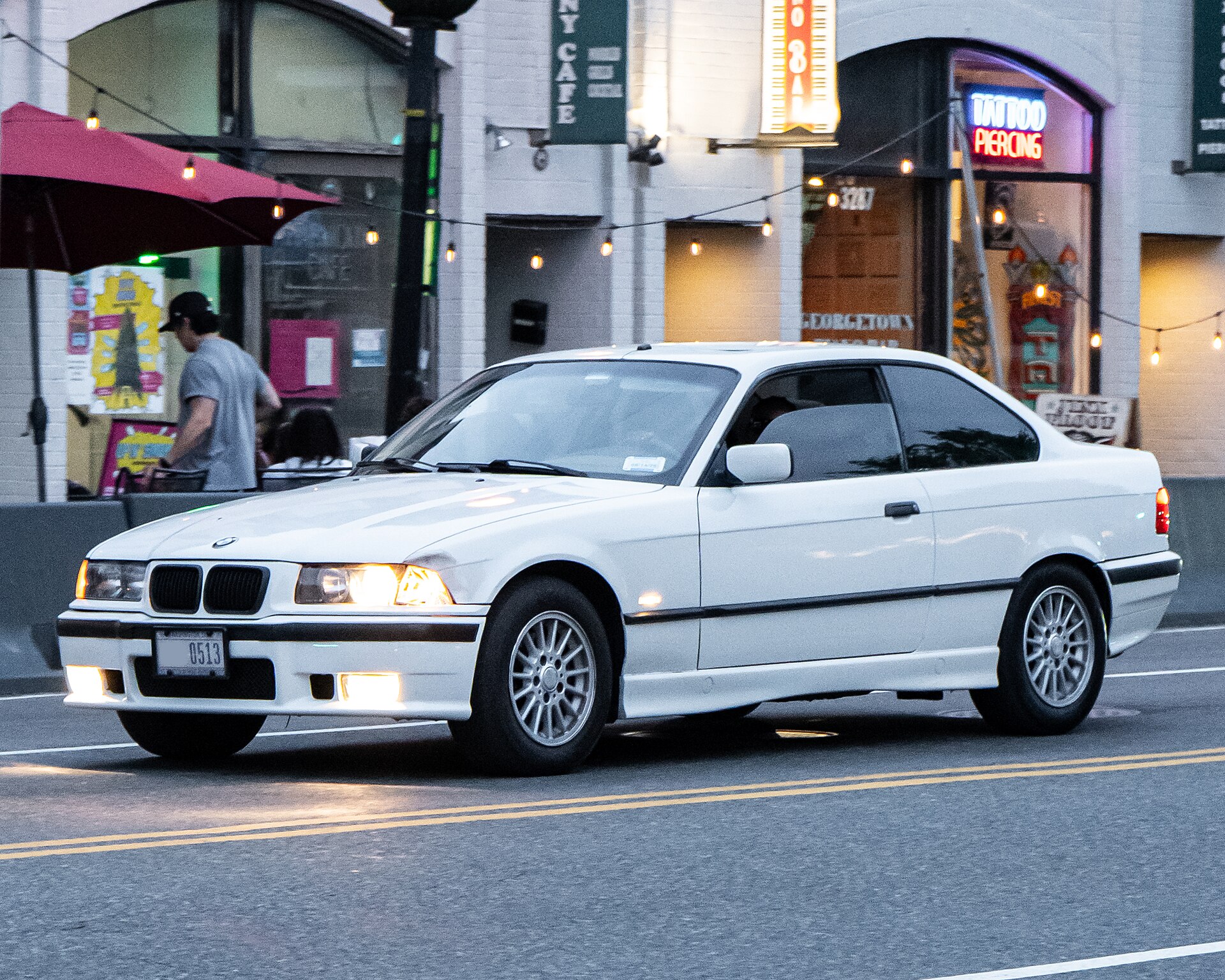 BMW E36 325i Coupé in Weiß, Frontansicht