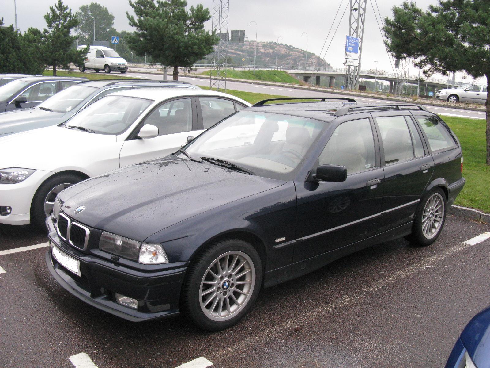 BMW E36 320i Touring (Kombi) in Dunkelblau, Frontansicht