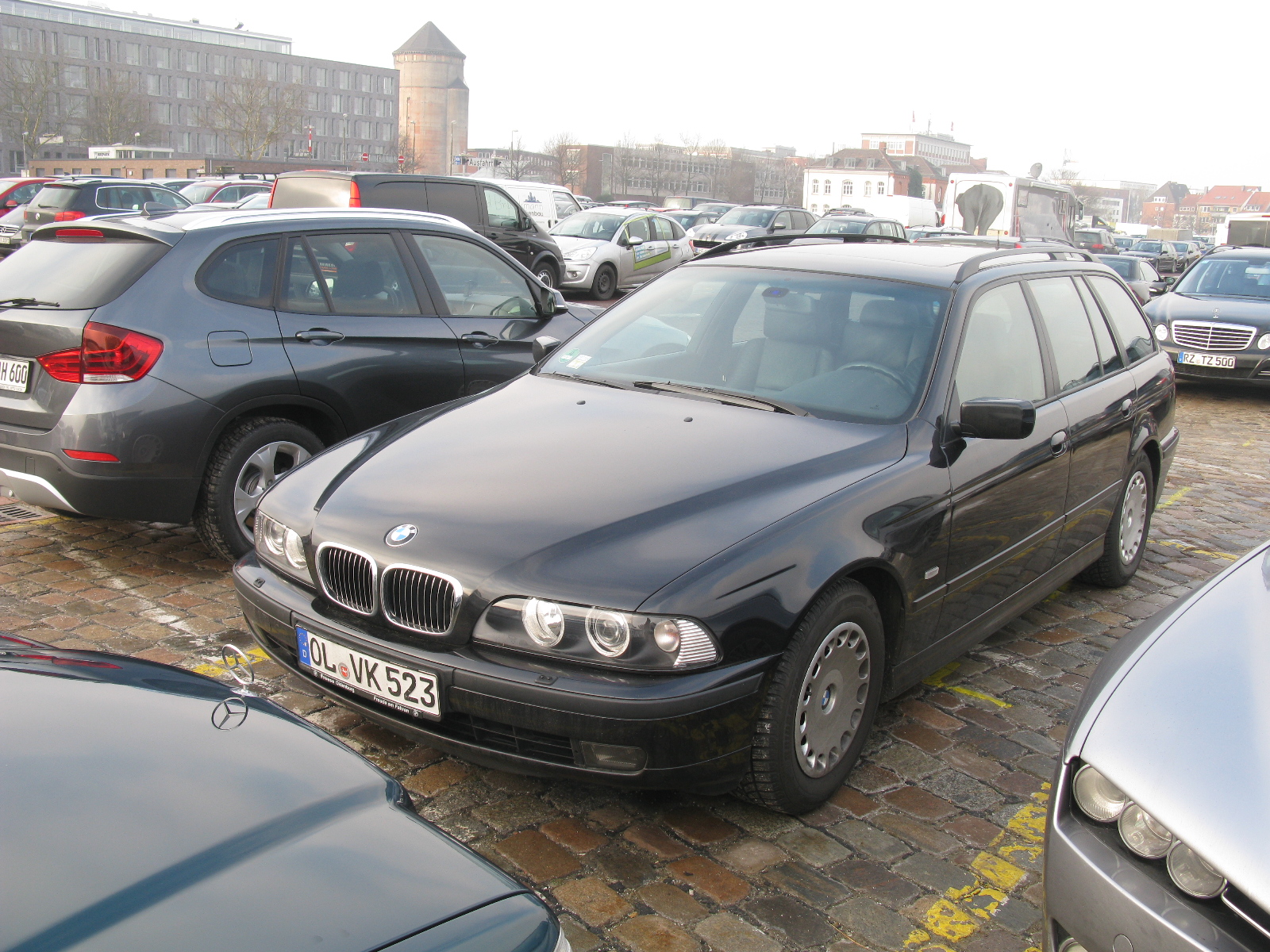 BMW 5er Touring (E39) in Schwarz, Frontansicht schraeg