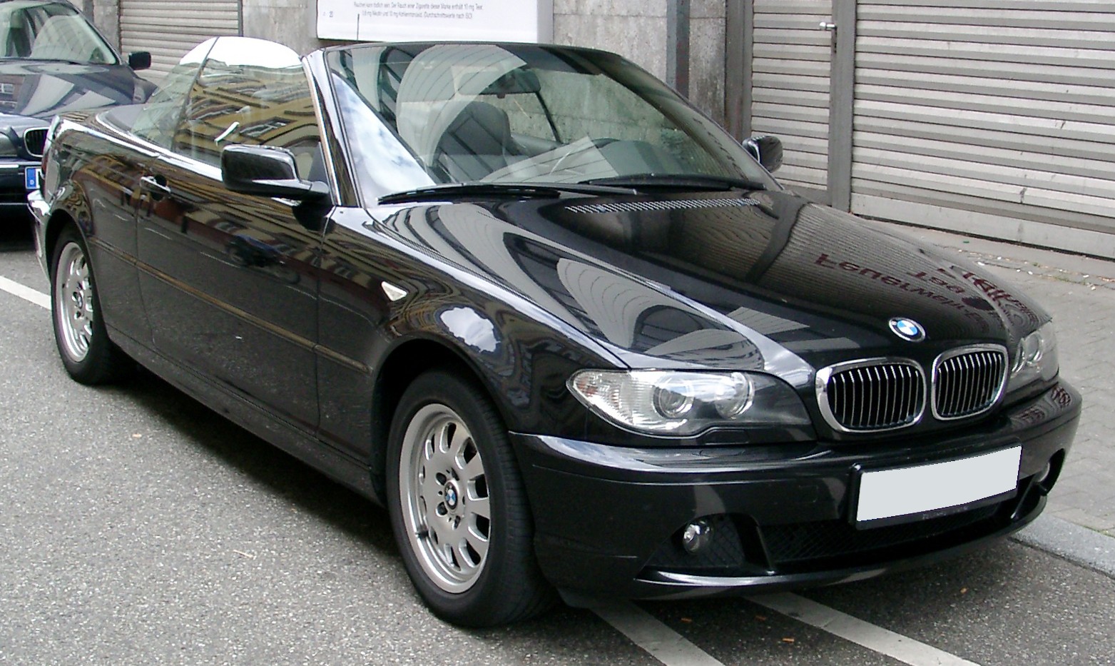 BMW E46 Cabrio in Schwarz mit geschlossenem Stoffverdeck, Frontansicht