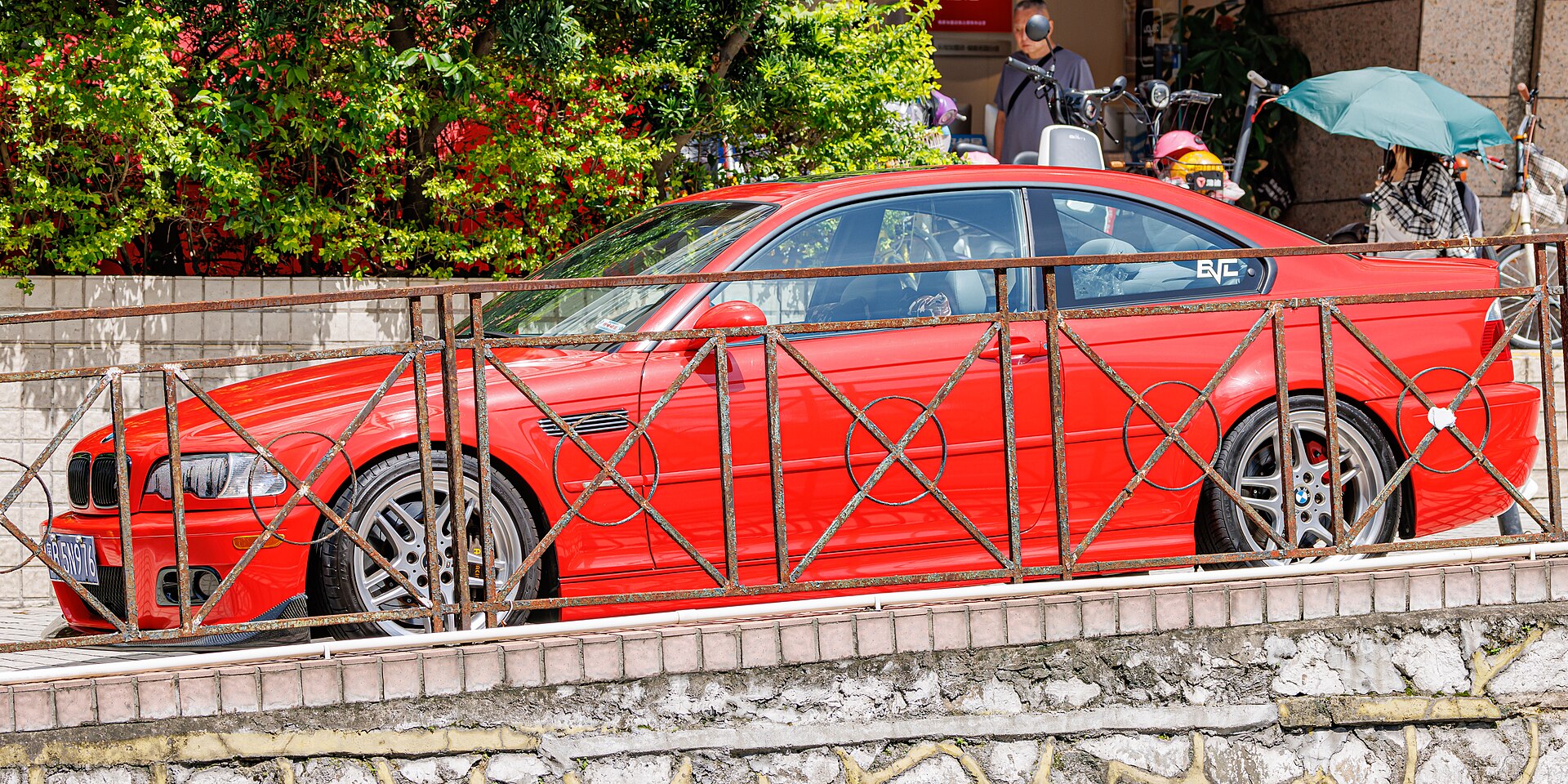 BMW E46 Coupé in Rot, Seitenansicht mit rahmenlosen Türen