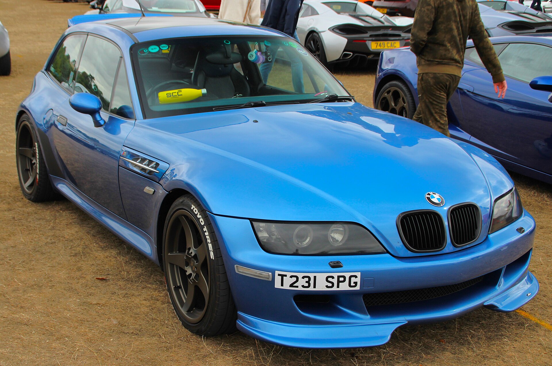 BMW Z3 M Coupé („Clownsschuh-M“) in Estoril-Blau mit geschlossenem Coupé-Dach und M-Optik, Frontansicht