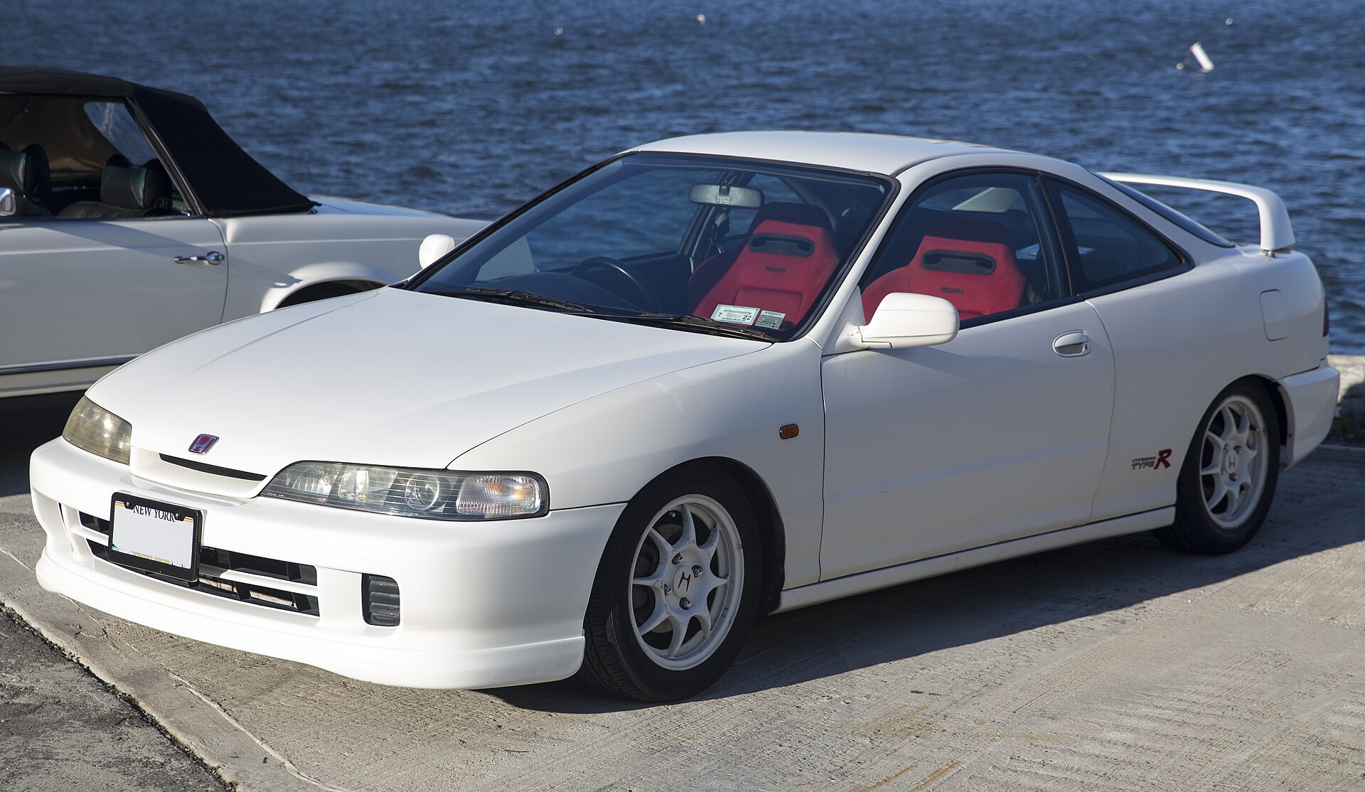 Honda Integra Type R DC2 in Championship White mit roten Recaro-Sitzen, Frontansicht