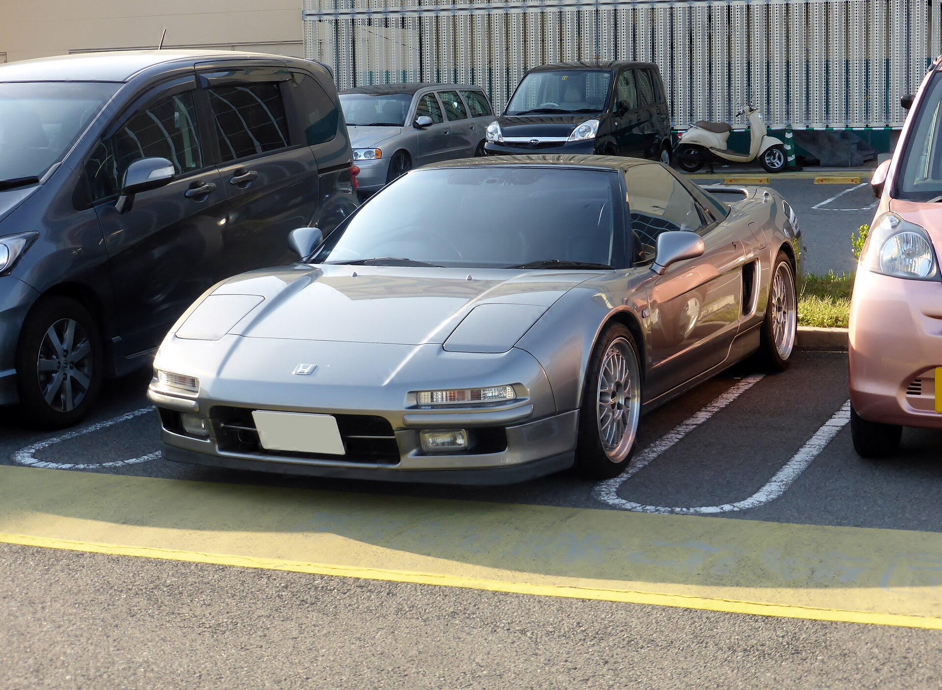 Honda NSX NA1 in Silber mit Klappscheinwerfern, Frontansicht