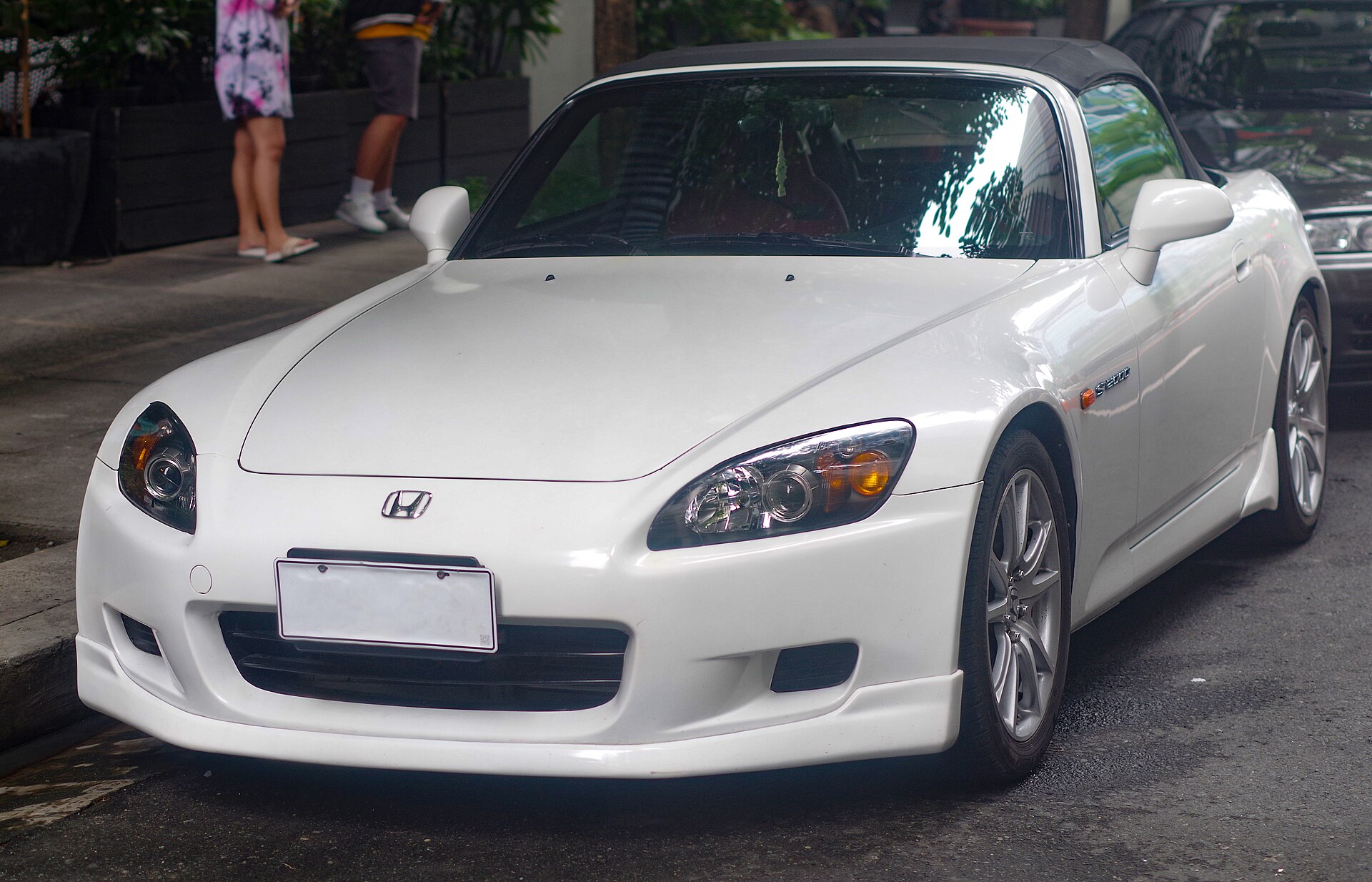 Honda S2000 AP2 in Grand Prix White mit geschlossenem Verdeck, Frontansicht