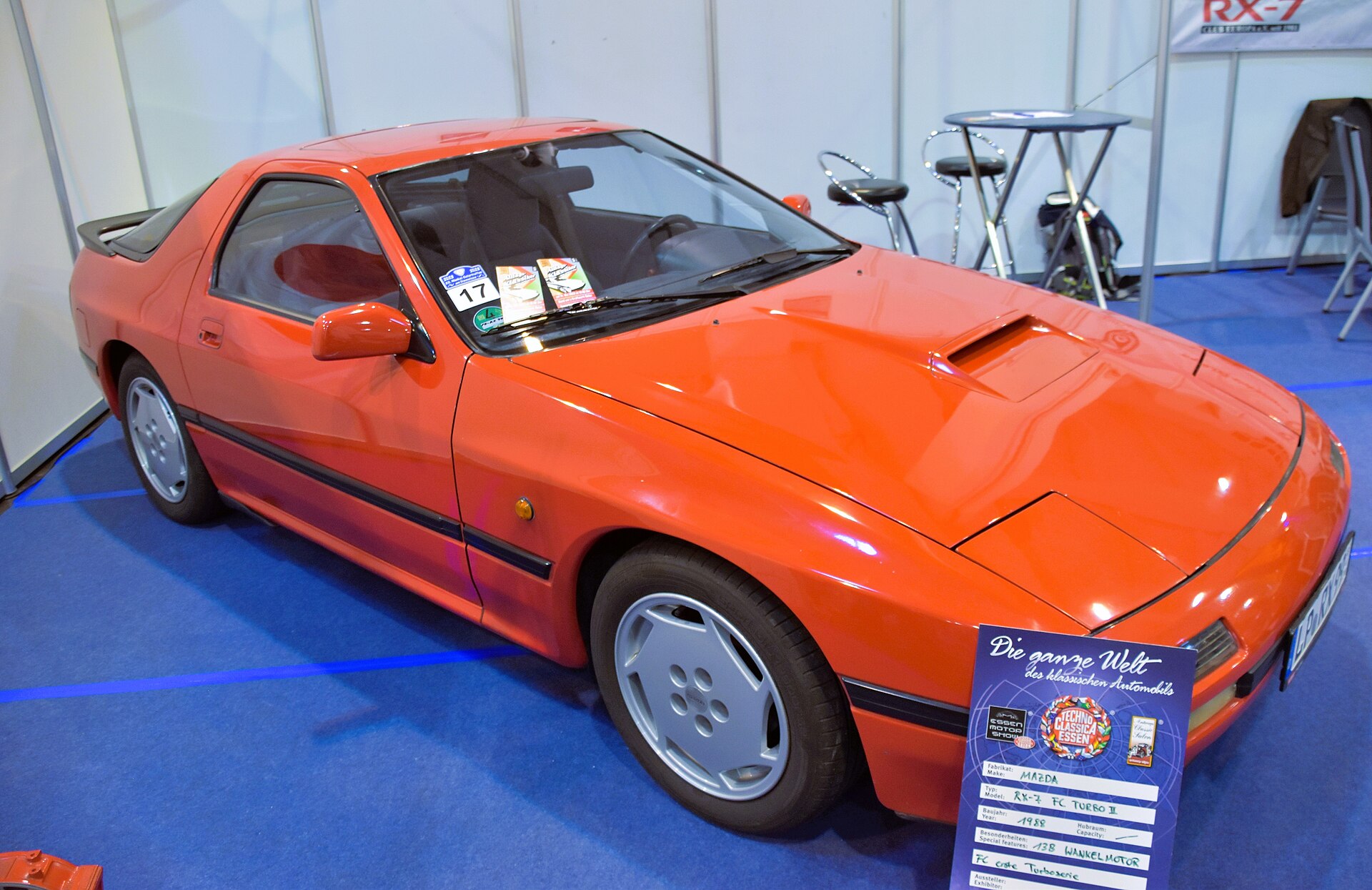 Mazda RX-7 FC Turbo II in Rot, Frontansicht auf der Techno Classica, Baujahr 1987