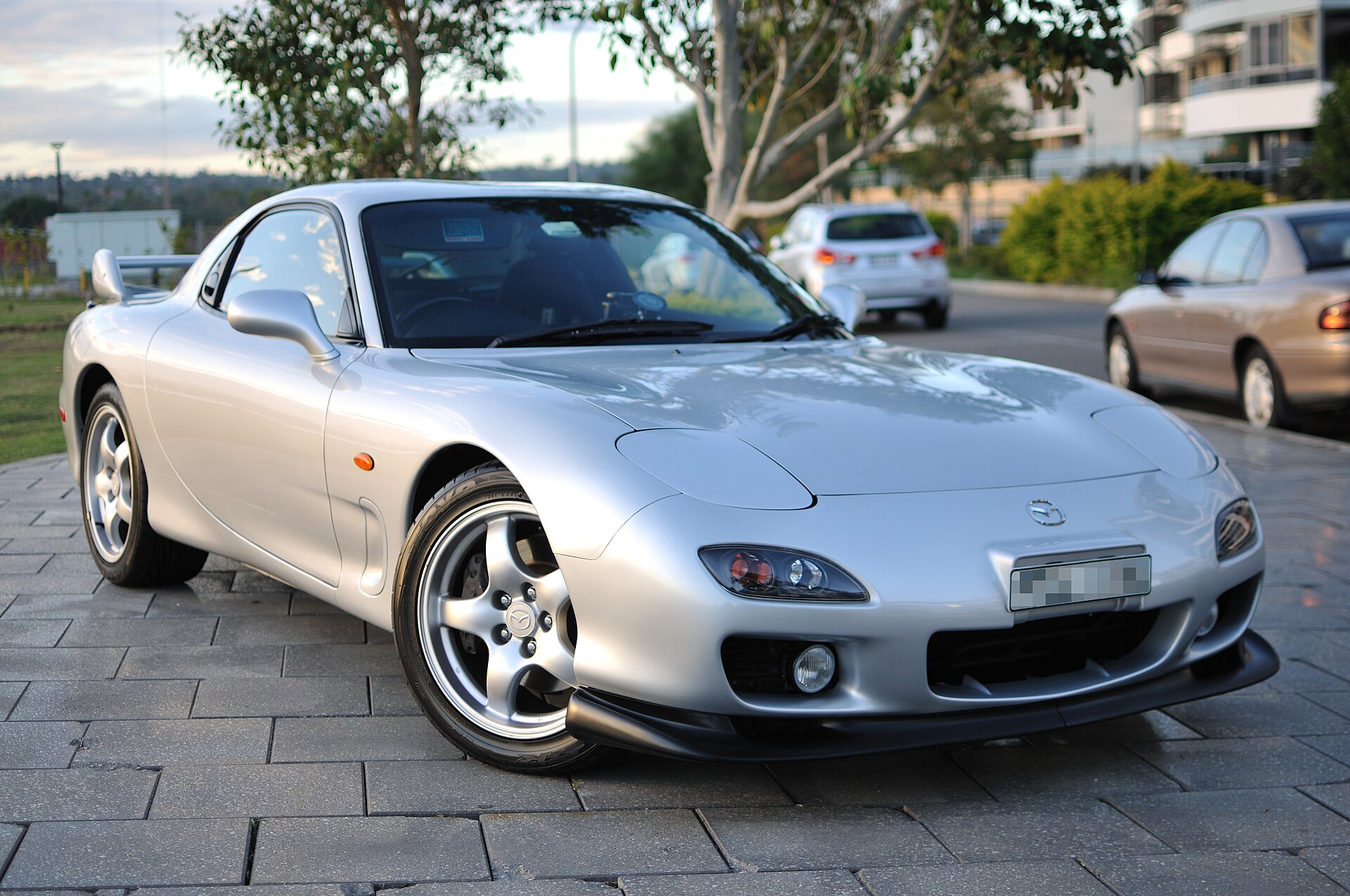 Mazda RX-7 FD in Silber, Frontansicht, späte Serie mit Serienfelgen