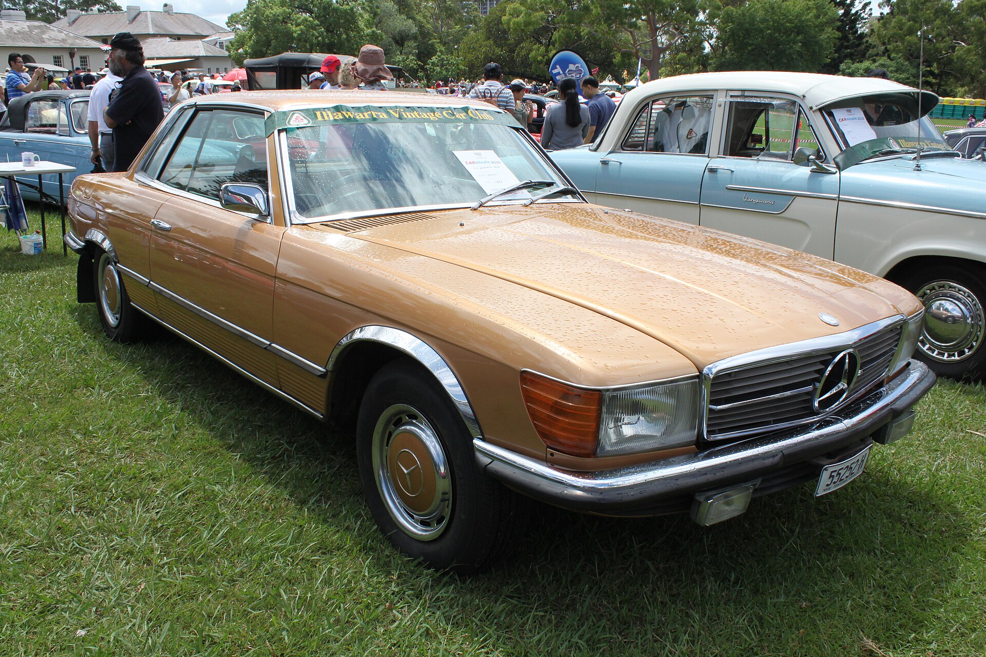 Mercedes-Benz 350 SLC Coupé (C107) in Goldmetallic, Front-Seitenansicht mit fester Dachsäule und Lamellenfenster, die seltenere GT-Variante des R107