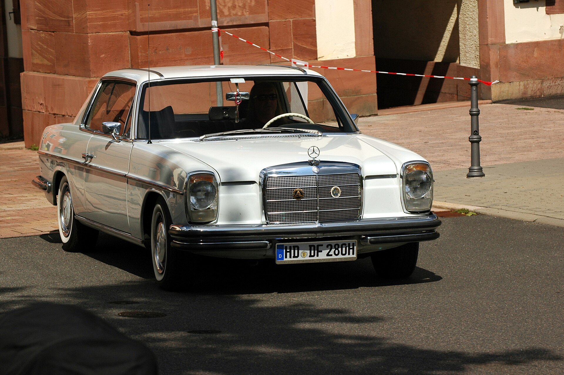 Mercedes-Benz 280 CE Coupé (W114) /8 in Silber, Front-Seitenansicht der eleganten B-Säulen-losen zweitürigen Variante