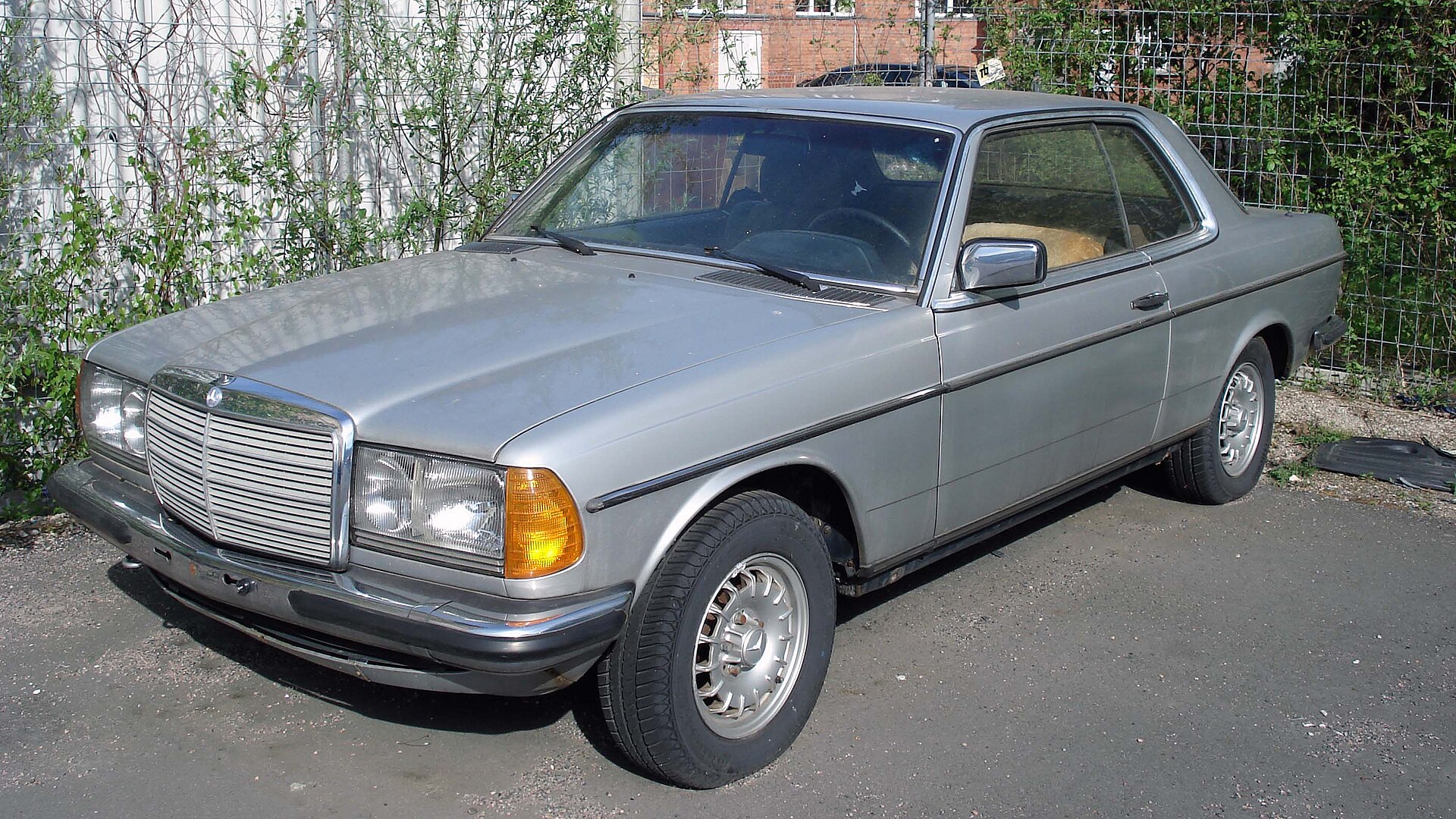 Mercedes-Benz W123 Coupé (C123) in Silber, 3/4-Frontansicht der niedrigeren zweitürigen Coupé-Karosserie