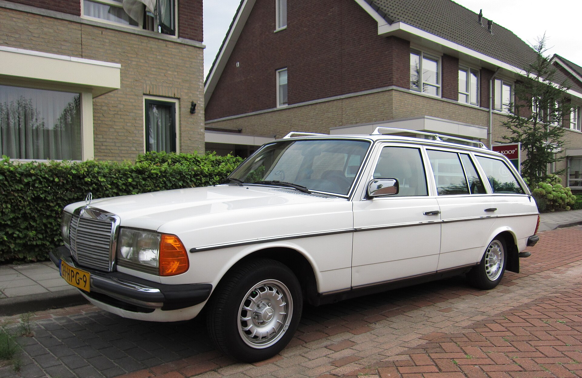 Mercedes-Benz W123 T-Modell (S123) Kombi in Weiß, 3/4-Frontansicht mit Dachreling und Kombi-Heck