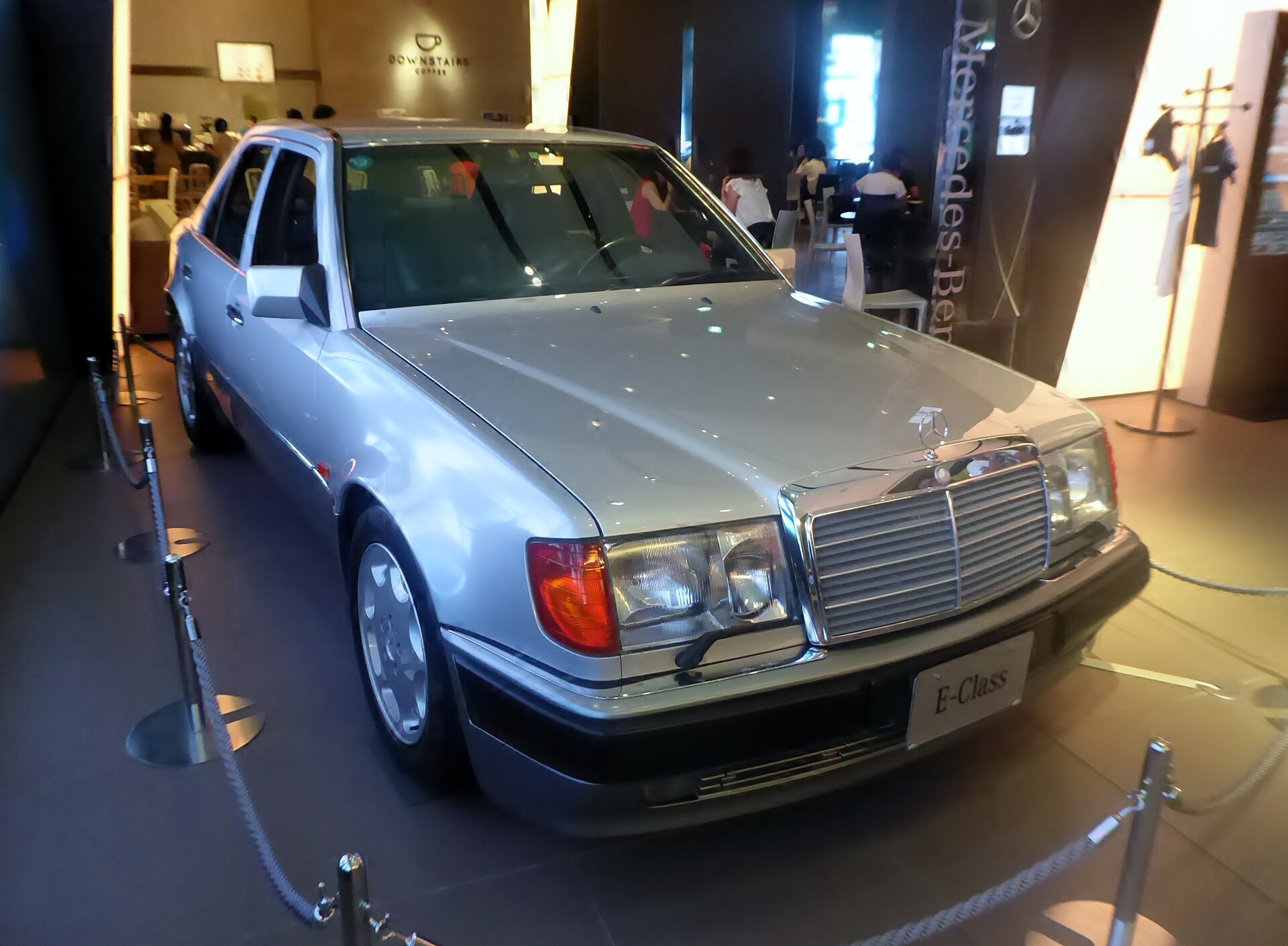 Mercedes-Benz 500E (W124) in Silber, 3/4-Frontansicht der Porsche-gefertigten Limousine mit verbreiterten Kotflügeln