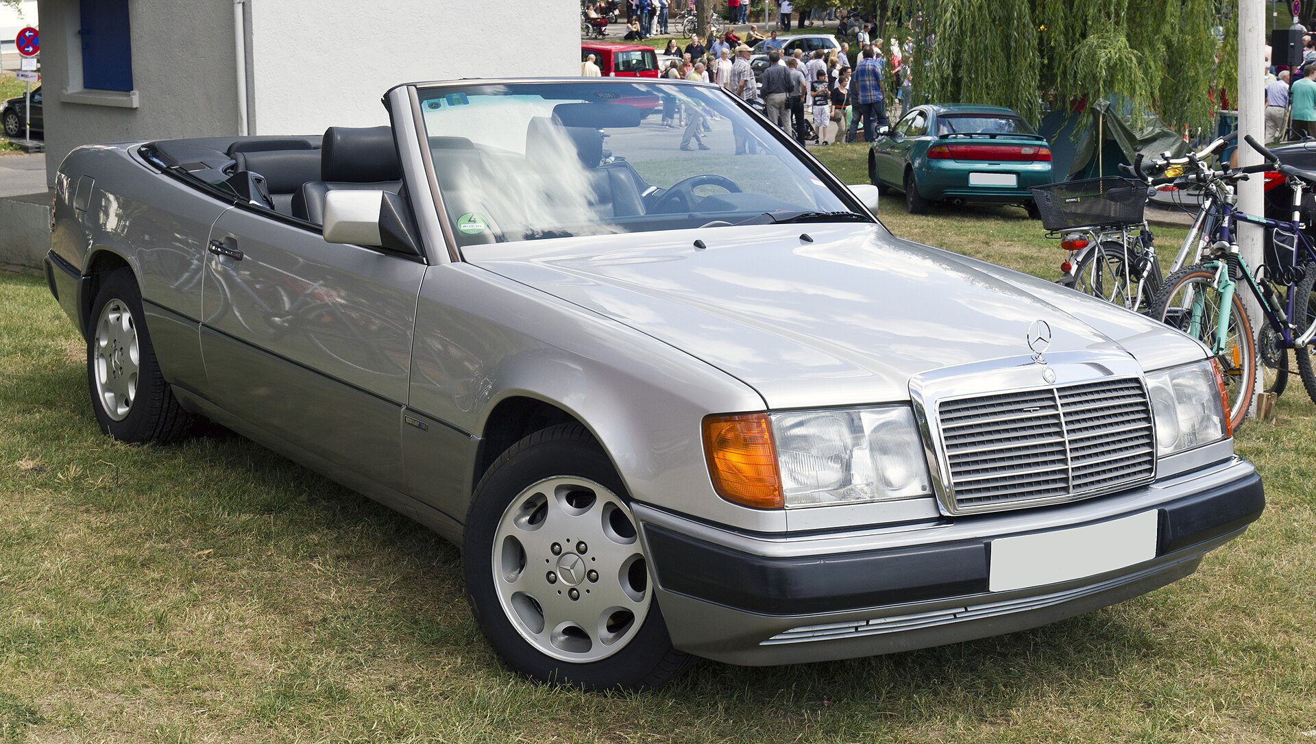 Mercedes-Benz W124 Cabriolet (A124) in Silber mit offenem Verdeck, 3/4-Frontansicht