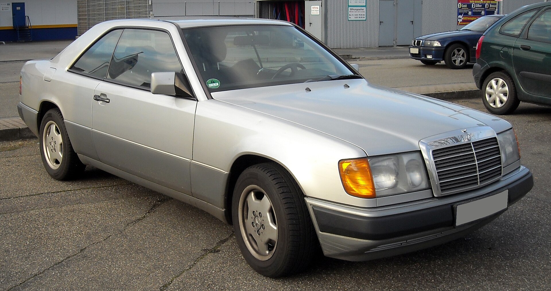 Mercedes-Benz W124 Coupé (C124) in Silber, 3/4-Frontansicht der säulenlosen Coupé-Karosserie