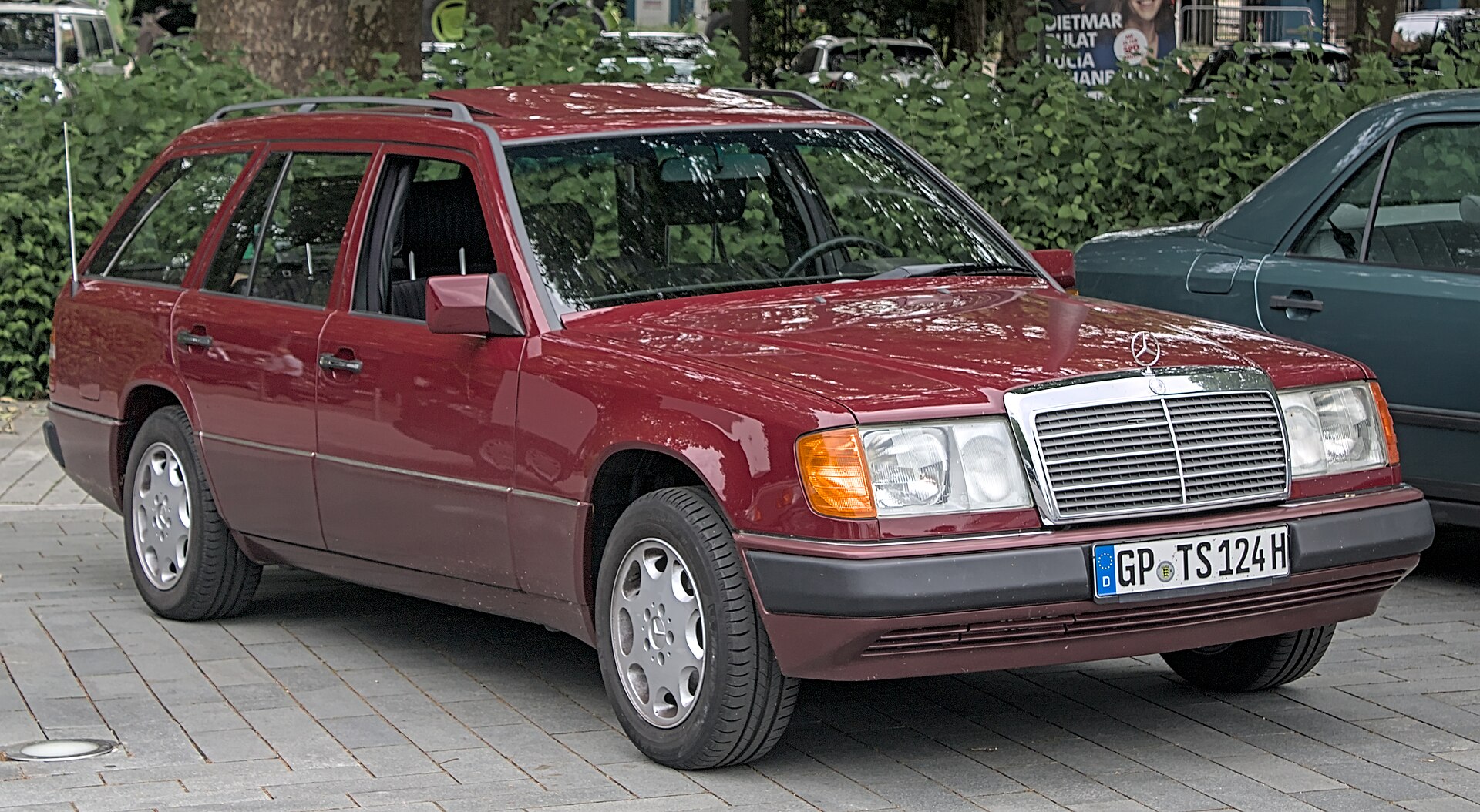 Mercedes-Benz W124 T-Modell (S124) Kombi in Dunkelrot, 3/4-Frontansicht mit langem Kombi-Dachverlauf