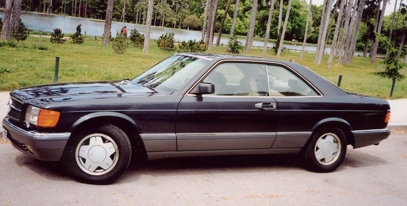 Mercedes-Benz 560 SEC Coupé (C126) in Dunkelblau, Front-Seitenansicht mit B-Säulen-loser Karosserie