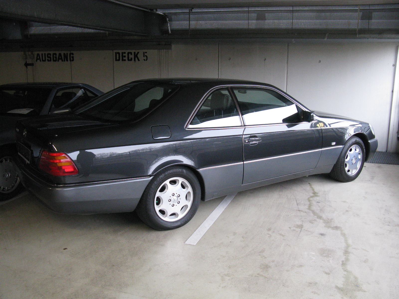 Mercedes-Benz S500 Coupé (C140) in Anthrazit, Seitenansicht des wuchtig-eleganten V8/V12-Coupés der 90er
