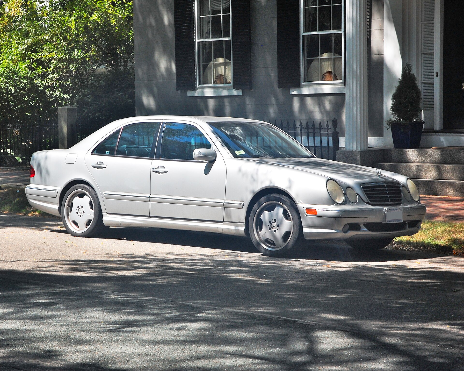 Mercedes-Benz E55 AMG (W210) in Silber mit AMG-Monoblock-Rädern, Front-Seitenansicht des AMG-Top-Modells der Doppel-Augen-E-Klasse