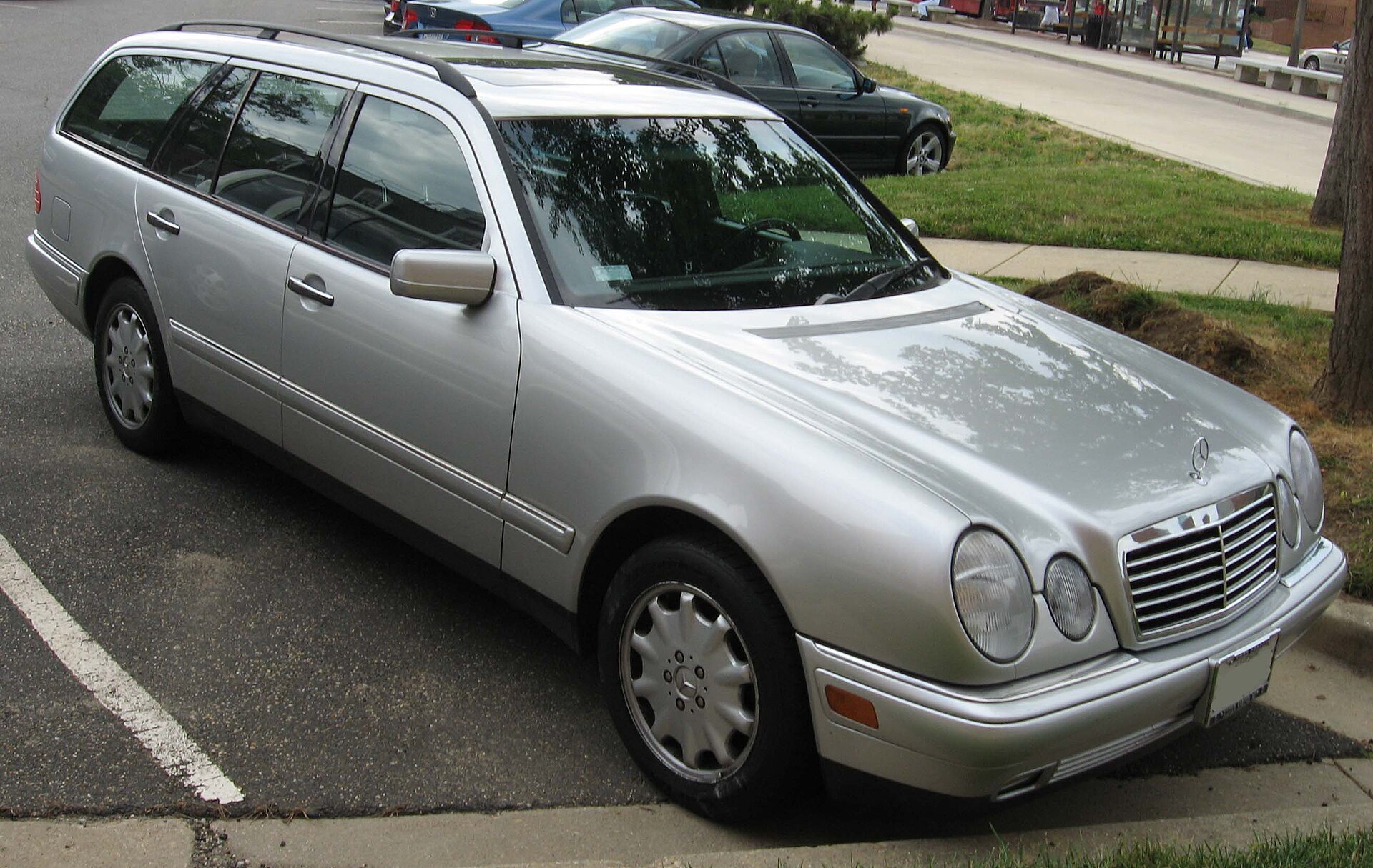 Mercedes-Benz E-Klasse T-Modell (S210) in Silber, Front-Seitenansicht des Doppel-Augen-Kombis