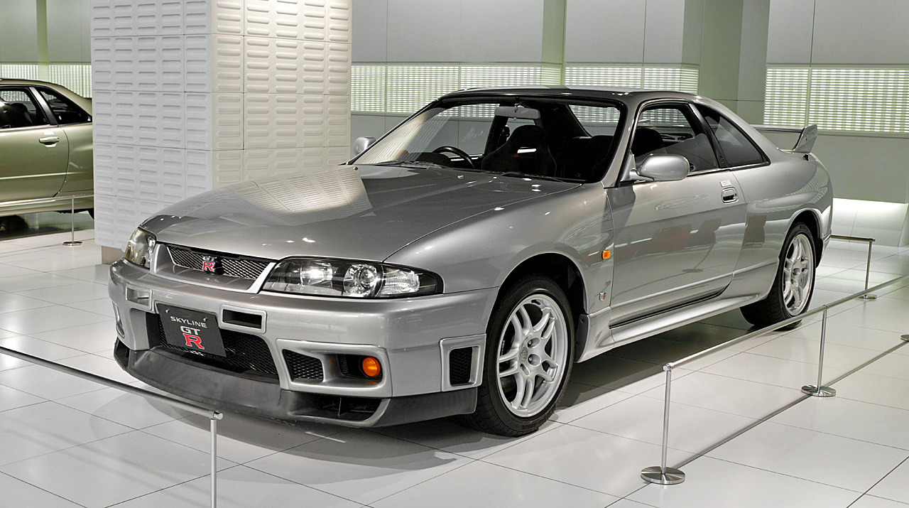 Nissan Skyline GT-R R33 in Silber, serienmäßig, Frontansicht