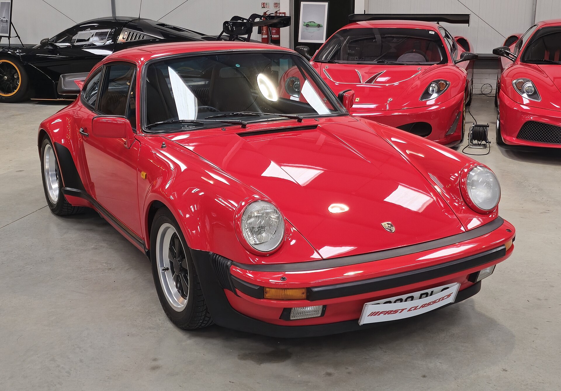 Roter Porsche 911 Turbo (930) mit verbreiterter Karosserie und Fuchs-Felgen, Frontansicht