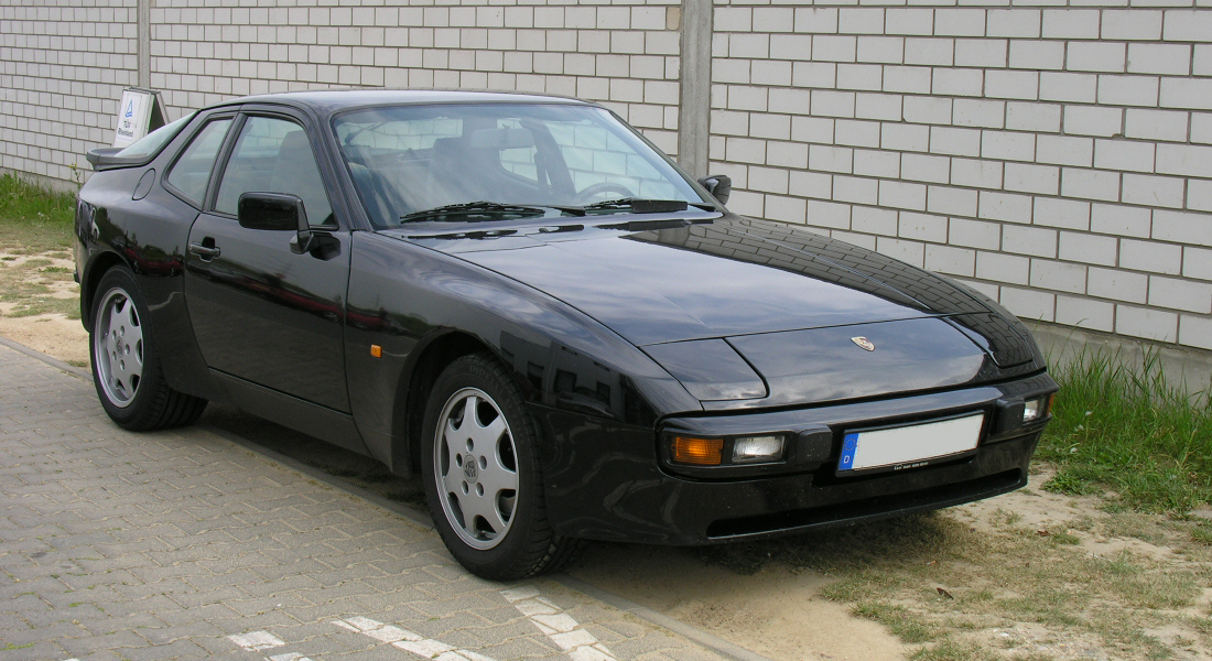 Porsche 944 Coupé (1986–1989), Frontansicht, charakteristische Pop-Up-Scheinwerfer und breite Kotflügel