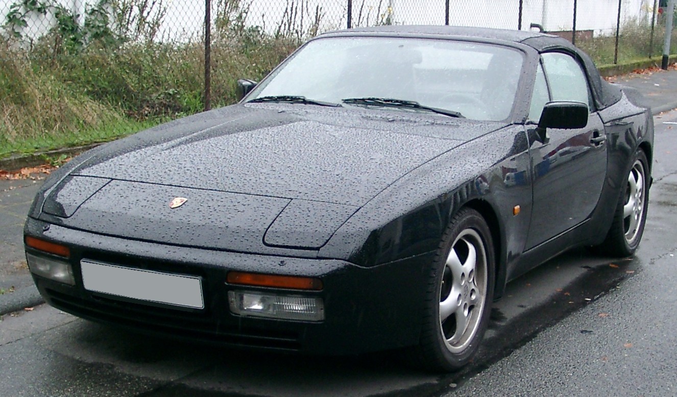 Schwarzes Porsche 944 Cabrio mit geschlossenem Stoffverdeck, Frontansicht