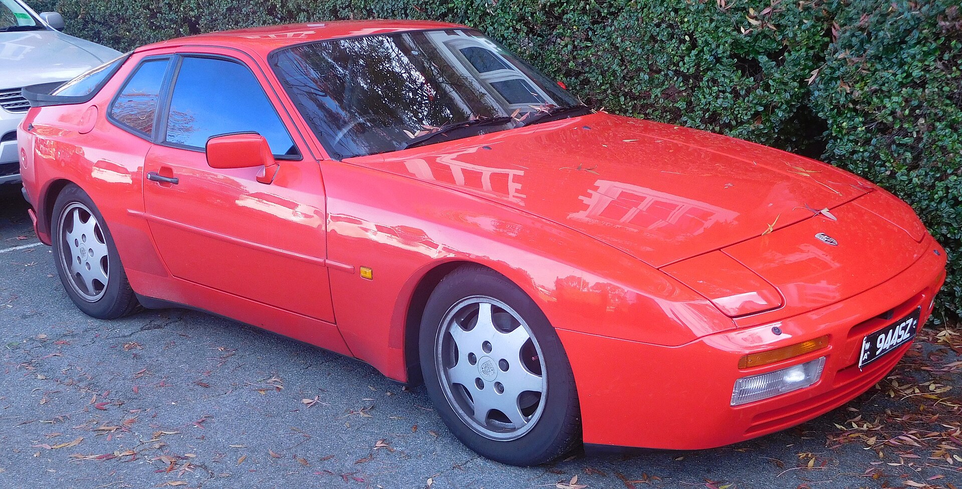 Roter Porsche 944 S2 Coupé (3.0L) mit Bodykit und Telefon-Felgen, Seitenansicht