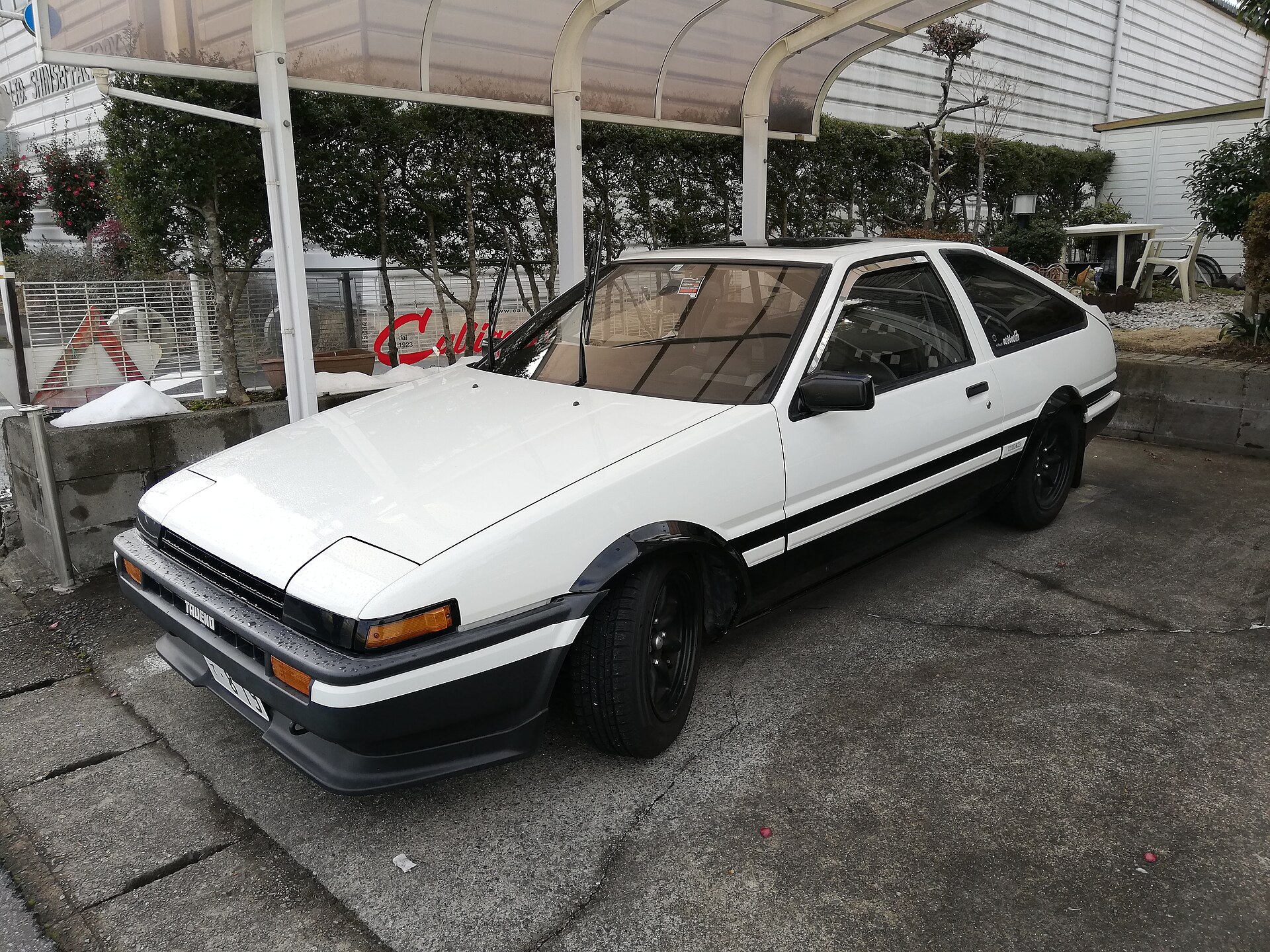 Toyota Sprinter Trueno AE86 GT-Apex in Weiß-Schwarz, Frontansicht