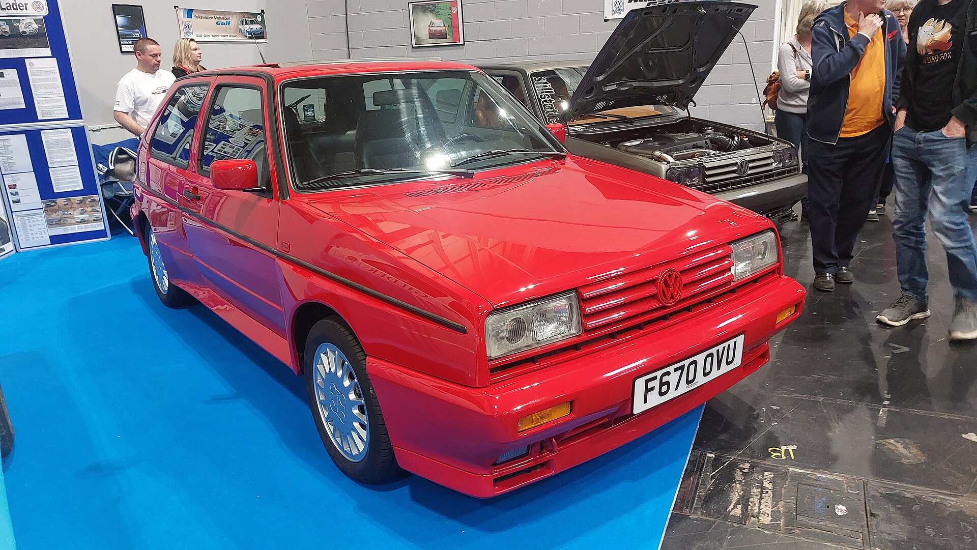 Roter VW Golf 2 Rallye G60 mit kastig verbreiterten Kotflügeln und rechteckigen Doppelscheinwerfern